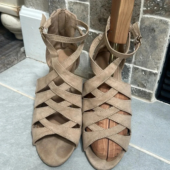 Sexy Ankle strap, 3 1/2 in heel. - Picture 1 of 11